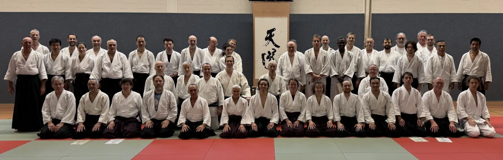 Gruppenfoto vom Verbundtraining der Berliner Aikidoka im Herbst 2025 Gruppenfoto, das die freudestrahlenden Teilnehmer des Berliner Verbundtrainings im Herbst 2025 im Anschluss an das gemeinsame Training auf der Tatami zeigt